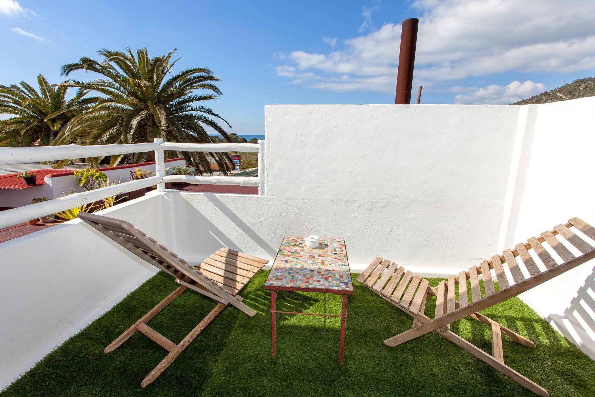 Cosmos Grand Hostal Sant Francesc de s'Estany Exterior photo